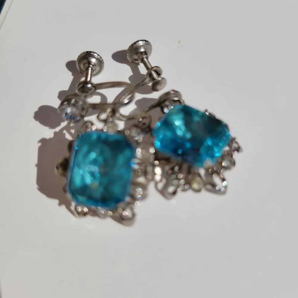 Lovely Vintage Screw-Back Earrings ~ Aquamarine Color ~ Very Pretty!